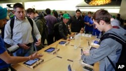 Para pengunjung di toko Apple di New York.