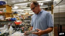 Profesor Biologi, John Dennehy memegang alat untuk pengumpulan air limbah di laboratorium di Queens College, di New York (foto: dok). Virus polio terdeteksi bulan lalu pada sampel air limbah dari Kabupaten Nassau di Long Island, dekat Queens di kota New York. 