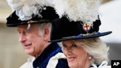 Pangeran Charles dan istrinya Camilla tiba dalam sebuah acara di Kastil Windsor, Inggris, pada 13 Juni 2022. (Foto: Pool via AP/Toby Melville)