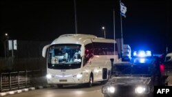 Vozilo izraelske granične straže prati autobus Crvenog krsta do vojnog zatvora Ofer na okupiranoj Zapadnoj obali, 30. novembra 2023.