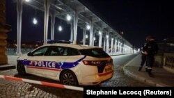 Polisi mengamankan akses ke jembatan Bir-Hakeim setelah insiden penikaman di Paris, Prancis, Minggu, 3 Desember 2023. (Foto: Stephanie Lecocq/Reuters)