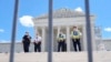 Wadansu Jami'an tsaro suna tsaye a bakin Kotun Kolin Amurka, Washington, July 1, 2024.