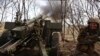 Seorang tentara Ukraina menembakkan howitzer ke posisi Rusia di dekat Kremenna, wilayah Luhansk, Ukraina, 5 April 2023. Pejabat AS berlomba menghapus dokumen perang yang bocor di sejumlah platform media sosial. (Foto: via AP)