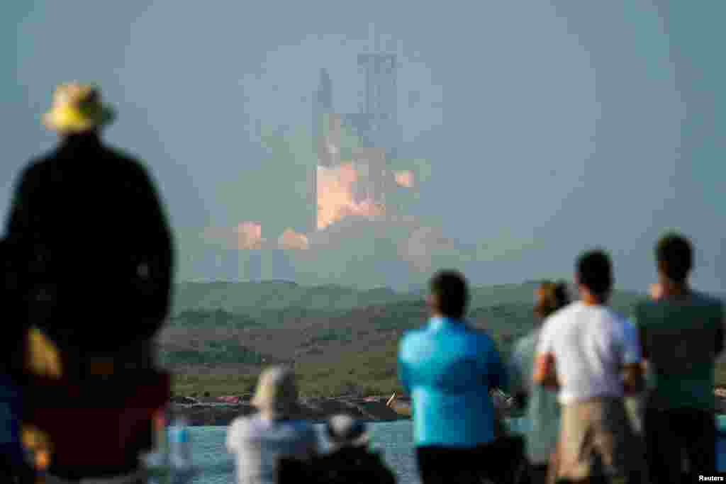 El cohete de dos etapas despegó del puerto espacial y centro de pruebas Starbase de la empresa. Su debut espacial, que iba tener una duración de 90 minutos acabó pocos minutos después al explotar en el aire. 