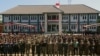 Para peserta berfoto bersama di Pulatpur Marinir, Baluran, Jawa Timur, usai rangkaian latihan dalam Super Garuda Shield 2023 berakhir. (VOA/Indra Yoga)
