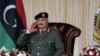Le commandant militaire libyen Khalifa Haftar salue ses troupes lors des célébrations de la fête de l'indépendance à Benghazi, en Libye, le 24 décembre 2020.