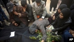 Wapalestina wakiomboleza vifo vya ndugu zao waliouawa katika mashambulizi ya mabomu yanayofanywa na Israeli huko Ukanda wa Gaza nje ya jumba la kuhifadhia maiti huko Khan Younis Dec. 24, 2023.