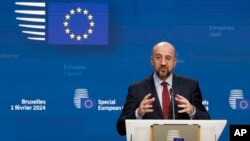 Presiden Dewan Eropa Charles Michel berbicara dalam konferensi pers bersama dengan Presiden Komisi Eropa Ursula von der Leyen pada KTT UE di Brussels, Kamis, 1 Februari 2024. (AP/Geert Vanden Wijngaert)