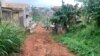 Le mauvais état de l’une des voies d’accès du quartier Elig Edou, à Yaoundé le 26 juin 2024 (Emmanuel Jules Ntap / VOA)