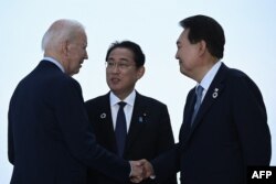 지난해 5월 조 바이든 미국 대통령과 윤석열 한국 대통령, 후미오 기시다 일본 총리가 G7 정상회의가 열린 히로시마에서 회담했다.
