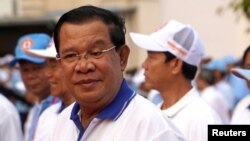 រូបឯកសារ៖ លោកនាយករដ្ឋមន្ត្រី ហ៊ុន សែន និងប្រធានគណបក្សប្រជាជនកម្ពុជា ចូលរួមធ្វើយុទ្ធនាការឃោសនាបោះឆ្នោតជាតិ នៅរាជធានីភ្នំពេញ កាលពីថ្ងៃទី ១ ខែកក្កដា ឆ្នាំ២០២៣។ 