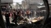 Warga Palestina berkumpul di lokasi serangan Israel di sebuah rumah, di tengah konflik yang sedang berlangsung antara Israel dan Hamas, di Rafah, di selatan Jalur Gaza, 24 Februari 2024. (Foto: REUTERS/Ibraheem Abu Mustafa)