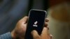 Seorang pria membuka aplikasi TikTok pada telepon genggamnya di Islamabad, Pakistan, pada 21 Juli 2020. (Foto: AP/Anjum Naveed)