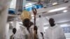 Dans la cathédrale de Dakar, le cardinal Sarah, prélat originaire de la Guinée, a défendu les vues traditionalistes pour lesquelles il est bien connu.