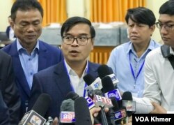 លោក យក់ ប៊ុនណា នាយកសាលាភូមិន្ទរដ្ឋបាលសាធារណៈថ្លែងទៅកាន់អ្នកយកព័ត៌មានអំពីការប្រឡងជ្រើសមន្ត្រីកសិកម្មឃុំចំនួន២៥០នាក់ នាទីក្រុងភ្នំពេញ ថ្ងៃទី ២២ ខែធ្នូ ឆ្នាំ២០២៣។ (ហ៊ុល រស្មី/វីអូអេ)