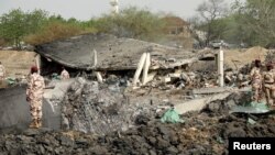 Des officiers de l'armée constatent les dégâts causés par l'explosion d'un dépôt de munitions militaires à N'Djamena, au Tchad, le 19 juin 2024.
