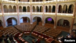 Duta Besar AS untuk Hungaria David Pressman dan duta besar sekutu NATO lainnya, termasuk Denmark dan Polandia, menghadiri sidang luar biasa parlemen Hungaria di Budapest, 5 Februari 2024. (REUTERS/Bernadett Szabo)