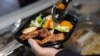 Seorang staf restoran menyiapkan makanan diet untuk seorang pelanggan di Riyadh pada 12 Februari 2023. (Foto: Fayez Nureldine/AFP)