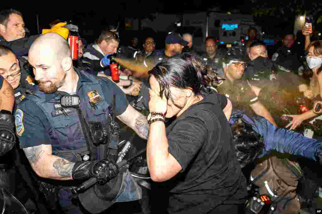 Polisi Metropolitan menyemprotkan cairan merica ke pengunjuk rasa di Universitas George Washington, Washington, Rabu pagi, 8 Mei 2024. Polisi merobohkan tenda-tenda perkemahan pro-Palestina di Universitas George Washington dan menangkap para demonstran, beberapa jam setelah puluhan orang berbaris ke rumah rektor sekolah tersebut.&nbsp;(Sage Russell, GW Hatchet via AP)