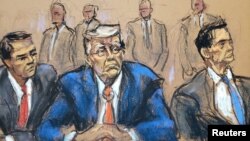 Sketsa persidangan menampilkan mantan Presiden AS Donald Trump duduk di antara kuasa hukumnya Todd Blanche dan John Lauro saat menjalani persidangan di pengadilan federal Washington, pada 3 Agustus 2023. (Foto: Reuters/Jane Rosenberg)