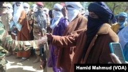 Wani jami'in tsaro yana karbar bindiga