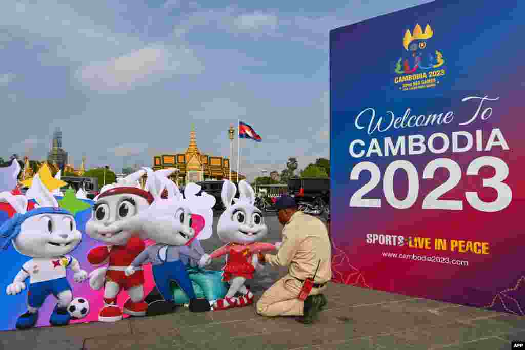 សន្តិសុខម្នាក់រៀបចំការដាក់លម្អ មុនពិធីបើកសម្ពោធជាផ្លូវការនៃការប្រកួតស៊ីហ្គេមលើកទី ៣២ នៅរាធានីភ្នំពេញ កាលពីថ្ងៃទី ៤ ខែឧសភា ឆ្នាំ ២០២៣។ 