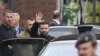Presiden Ukraina Volodymyr Zelenskyy melambaikan tangan ke arah media sesaat setelah ia menyelesaikan kunjungannya di Jerman pada 14 Mei 2023. (Foto: AFP/Ina Fassbender)