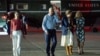 Predsjednik Joe Biden razgovara telefonom dok hoda da se ukrca na Air Force One u zračnoj bazi McGuire, u okrugu Burlington, New Jersey, 29. juna 2024.