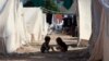 Anak-anak bermain di antara tenda-tenda yang didirikan untuk warga Palestina yang mencari perlindungan di halaman pusat Badan Bantuan dan Pekerjaan PBB untuk Pengungsi Palestina (UNRWA) di Khan Yunis di Jalur Gaza selatan pada 19 Oktober 2023. (Foto: AFP)