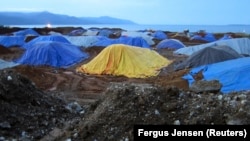 Stok bijih nikel menunggu pengiriman di pelabuhan kawasan pertambangan nikel di Sulawesi Tengah 8 Juli 2012, sebagai ilustrasi. (Foto: Reuters/Fergus Jensen)