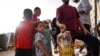 Orang-Orang Palestina mengumpulkan makanan yang dikirim melalui udara di Kota Hamad, di wilayah Khan Yunis di selatan Jalur Gaza, Kamis, 4 Juli 2024. (Foto: Bashar Taleb/AFP)