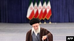 Kiongozi wa Iran Ayatollah Ali Khamenei akipiga kura yake kwenye uchaguzi wa bunge wa Ijumma mjini Tehran.