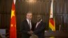 Ngoại trưởng Trung Quốc Vương Nghị, trái, tiếp Ngoại trưởng Zimbabwe Sibusiso Moyo sau cuộc họp báo chung tại Harare, Zimbabwe, ngày 12/1/2020. 