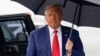 Donald Tramp na aerodromu u Vašingtonu posle pojavljivanja na sudu gde je negirao krivicu za pokušaj poništavanja izbora