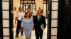 La presidenta de Perú, Dina Boluarte, y el primer ministro, Alberto Otárola, llegan a una conferencia de prensa en Lima, la capital, el 10 de febrero de 2023.