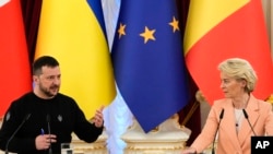 Presiden Ukraina Volodymyr Zelenskyy dan Presiden Komisi Uni Eropa Ursula von der Leyen memberi keterangan pers di Kyiv, Ukraina, 24 Februari 2024. (Foto: Efrem Lukatsky/AP Photo)