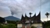 Gunung Marapi Semburkan Awan Abu Seminggu Setelah Letusan Mematikan