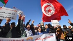 Plusieurs ONG internationales ont dénoncé une "régression croissante des droits" en Tunisie depuis le coup de force de Kais Saied à l'été 2021 par lequel il s'est octroyé les pleins pouvoirs. 