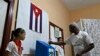 Seorang pria menggunakan hak pilihnya dalam pemilu anggota legislatif di Kuba, di sebuah tempat pemungutan suara di Havana, pada 26 Maret 2023. (Foto: AFP/Adalberto Roque)
