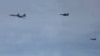 Pembom B-1B Angkatan Udara A.S. (kiri) dan jet tempur Korea Selatan F-15K terbang di atas Semenanjung Korea selama latihan udara bersama antara Korea Selatan dan Amerika Serikat, Korea Selatan, Rabu, 5 Juni 2024. (Kementerian Pertahanan Korea Selatan via AP)