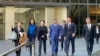 台湾民众党主席柯文哲(左4穿蓝色西装者）与民众党代表团成员步出美国在台协会总部所在大楼。（2023年4月19日，美国之音锺辰芳拍摄）