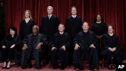 Sudije Vrhovnog suda SAD, donji red, s lijeva, Sonia Sotomayor, Clarence Thomas, glavni sudija John Roberts, Samuel Alito i Elena Kagan. Gornji red, slijeva, Amy Coney Barrett, Neil Gorsuch, Brett Kavanaugh i Ketanji Brown Jackson, 7. oktobar 2022.