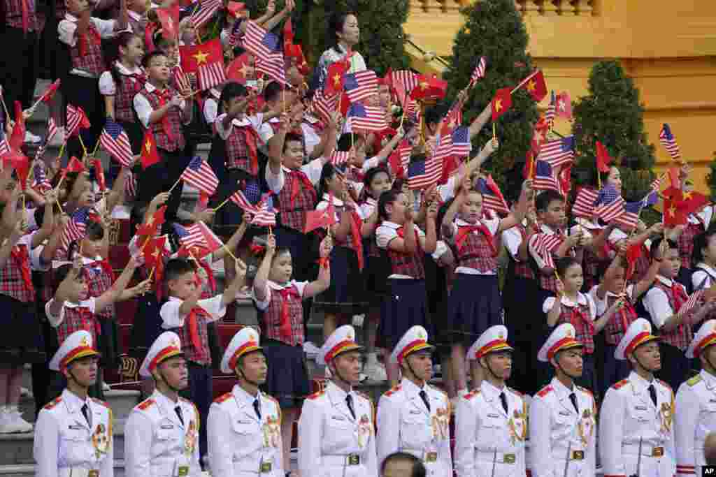កុមារាកុមារី​បក់ទង់ជាតិ​វៀតណាម​និង​អាមេរិក​ដើម្បីទទួលស្វាគមន៍​ប្រធានាធិបតី​សហរដ្ឋ​អាមេរិក​លោក Joe Biden ក្នុង​រដ្ឋ​ធានី​ហាណូយ​ប្រទេស​វៀតណាម​កាលពីថ្ងៃទី​១០ កញ្ញា ឆ្នាំ២០២៣។(AP Photo/Evan Vucci)