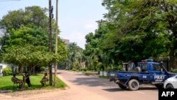 La garde républicaine et la poiice bloquent la route en direction du palais présidentiel après la tentative de coup d'état à Kinshasa, 19 mai 2024,