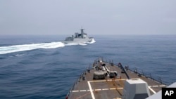 Brod kineske mornarice plovi ispred američkog razarača (Foto: AP/Mass Communication Specialist 1st Class Andre T. Richard/U.S. Navy)