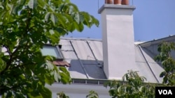 Zbog krovova od cinka u Parizu, viši spratovi bi u budućnosti mogli da leti budu nepodnošljivo vrući za život. (Foto: VOA/Lisa Bryant)