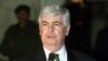 ARCHIVO - El senador demócrata estadounidense Christopher Dodd habla con los medios de comunicación en Kabul, el 1 de diciembre de 2003.