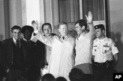 Jimmy Carter u američkoj vojnoj bolnici u njemačkom gradu Wiesbaden, gdje je posjetio taoce koje je Iran oslobodio nakon 445 dana zatočeništva, 21. januara 1981.