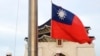 Dua tentara menurunkan bendera nasional saat upacara bendera harian di Liberty Square of the Chiang Kai-shek Memorial Hall di Taipei, Taiwan, 30 Juli 2022. (Foto: AP)