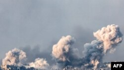 Moshi ukifuka angani katika eneo la Kaskazini mwa Gaza Desemba 14, 2023. Picha na JACK GUEZ / AFP